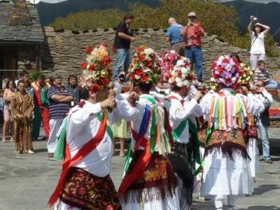 Majaelrayo - Pueblos arquitectura negra - Fiesta de los danzantes, Santo Niño; accesorios senderism